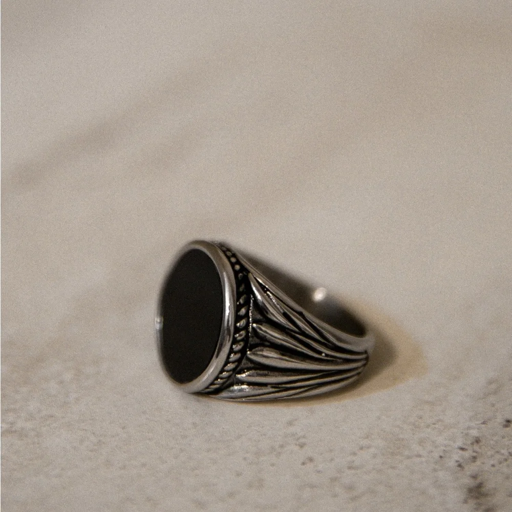 18k Silver Onyx Ring - Picture 3 of 8